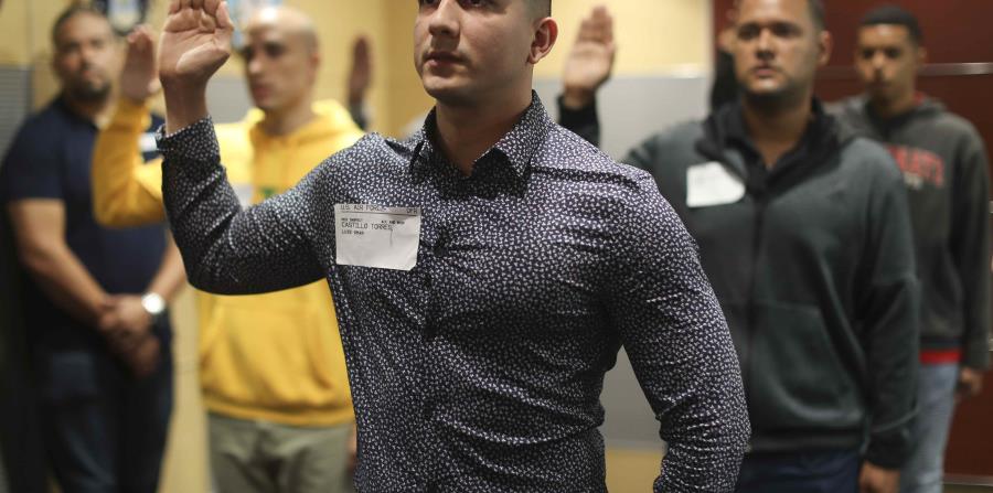 Jóvenes boricuas viven emotivo momento antes de partir a sus primeros entrenamientos&nbsp;militares